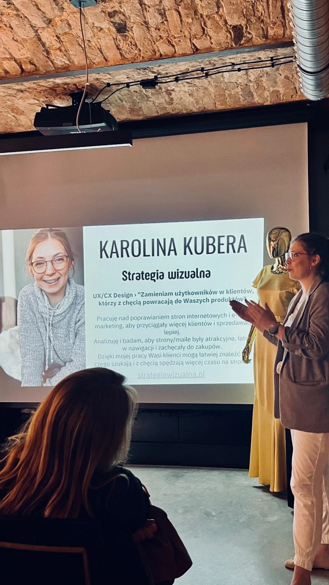 Karolina Kubera prowadzi prezentację