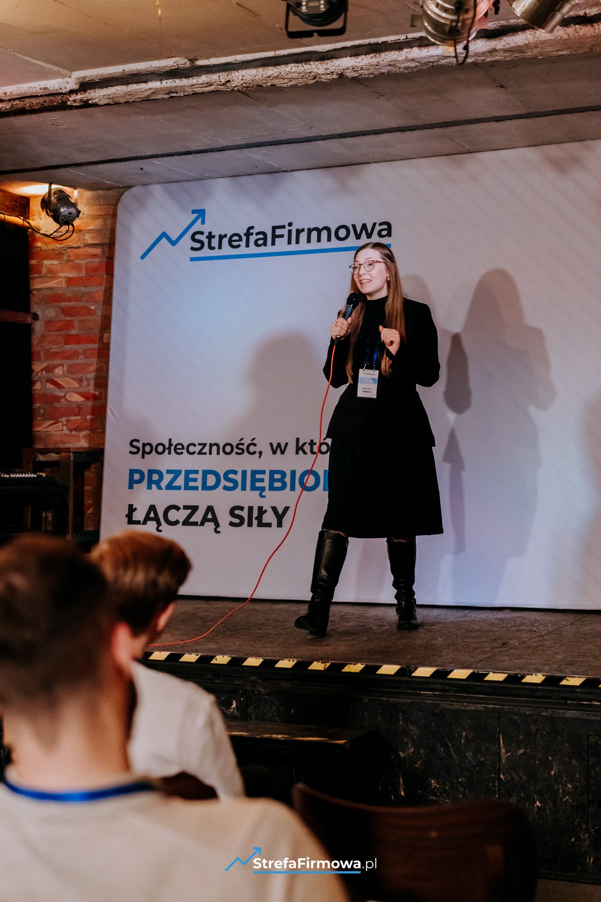 Karolina Kubera podczas wystąpienia na scenie